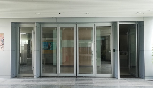 西丽职业技术學(xué)院自动折叠门及地弹簧门