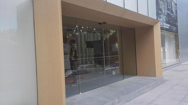 商(shāng)报社大楼沃尔沃4S店(diàn)玻璃自动门
